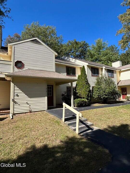 212 Yorktown Dr in Clifton Park, NY - Foto de edificio
