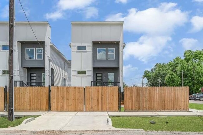 2104 Bringhurst St in Houston, TX - Building Photo - Building Photo