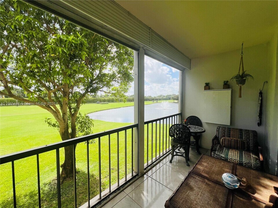 9820 S Hollybrook Lake Dr in Pembroke Pines, FL - Foto de edificio