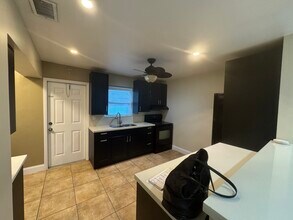 401 SW 10th Ter in Hallandale Beach, FL - Building Photo - Building Photo