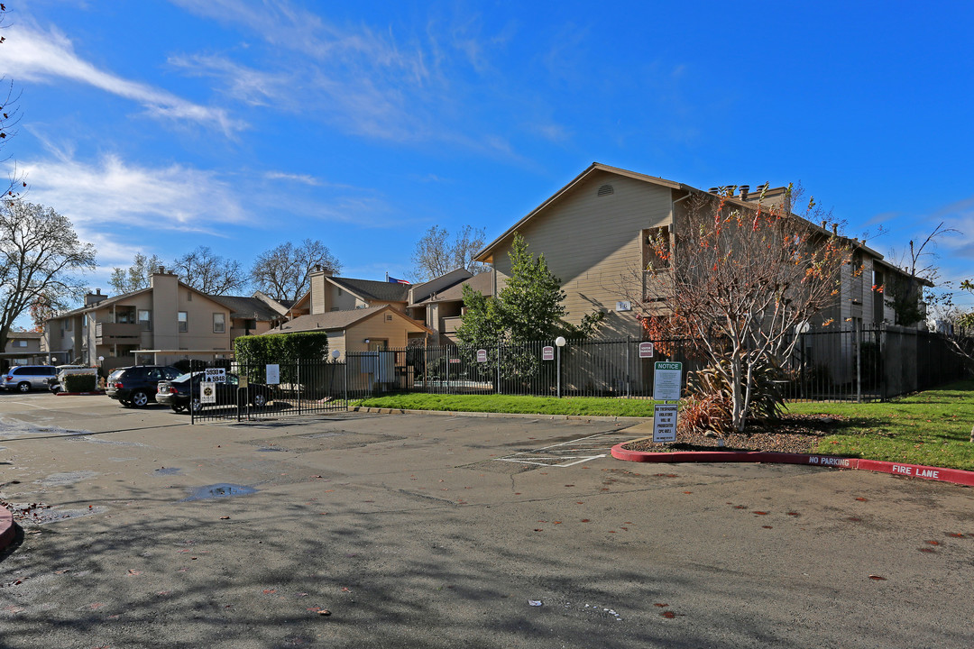 Autumn Woods Apartments in Carmichael, CA - Building Photo