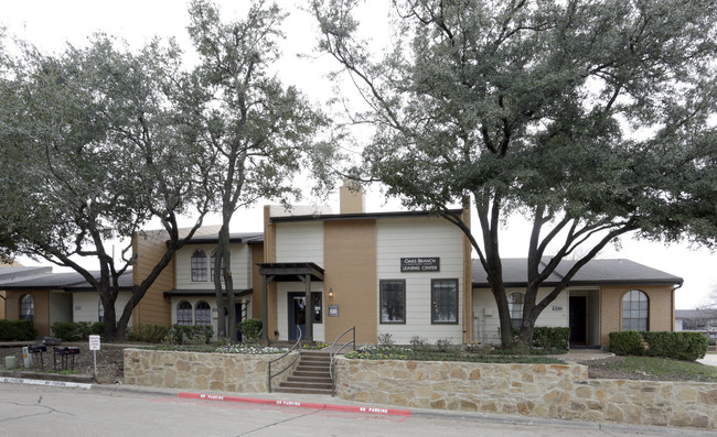 Oaks Branch Apartments in Garland, TX - Foto de edificio - Building Photo