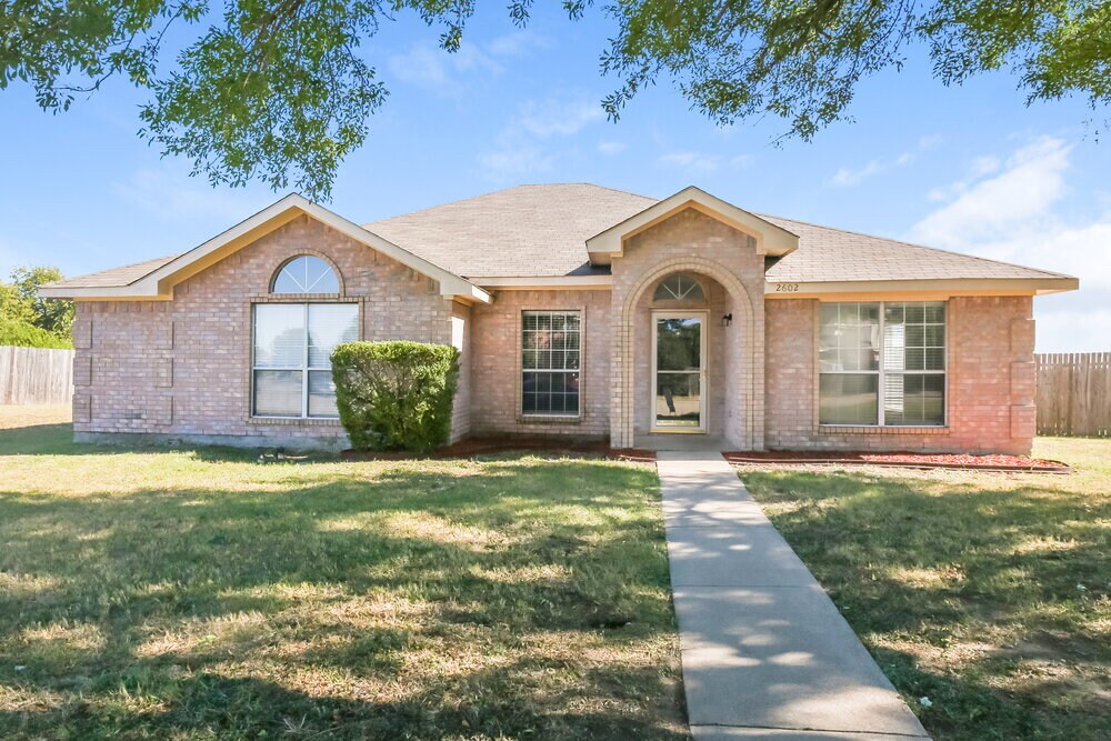 2602 Pioneer Ln in Lancaster, TX - Building Photo