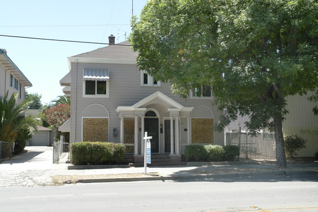 931 N California St in Stockton, CA - Foto de edificio - Building Photo