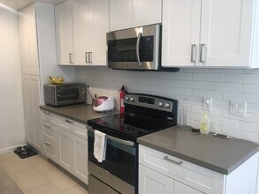 7933 Camino Glorita in San Diego, CA - Building Photo - Building Photo