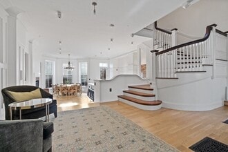 15 Regent Cir in Brookline, MA - Foto de edificio - Building Photo