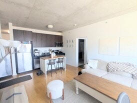 659 W Randolph St, Unit 711 in Chicago, IL - Building Photo