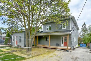 1119 King St in Whitby, ON - Building Photo