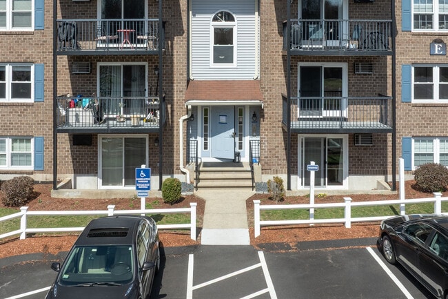 Canterbury Crossing in Holbrook, MA - Building Photo - Building Photo