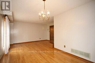 4461 Weymouth Commons Crescent in Mississauga, ON - Building Photo - Building Photo