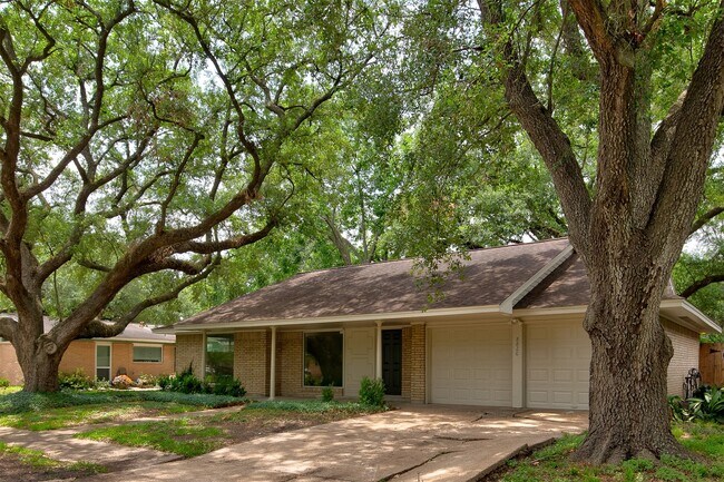 8826 Robindell Dr in Houston, TX - Building Photo - Building Photo