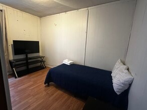 109 E Hampton St, Unit Front house in Staunton, VA - Building Photo - Building Photo