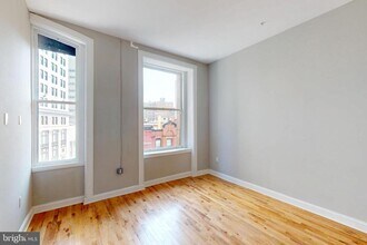 1 E Lexington St in Baltimore, MD - Building Photo - Building Photo
