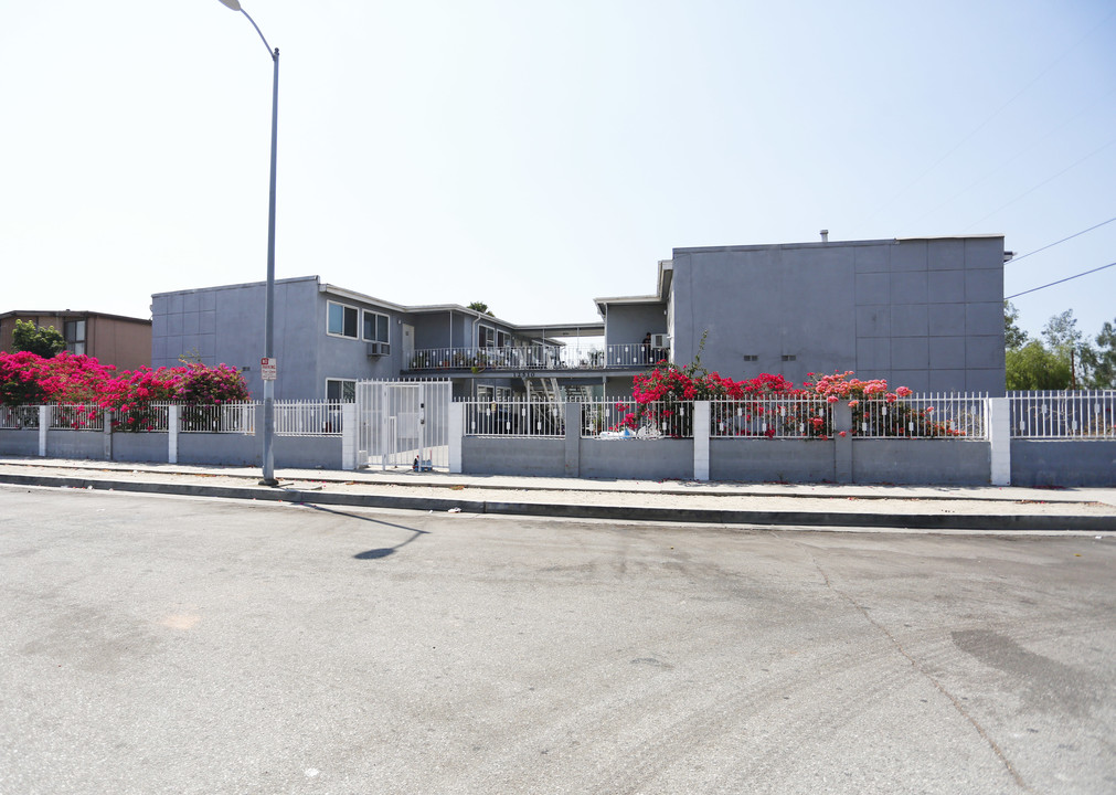 12510 Saticoy St in North Hollywood, CA - Building Photo