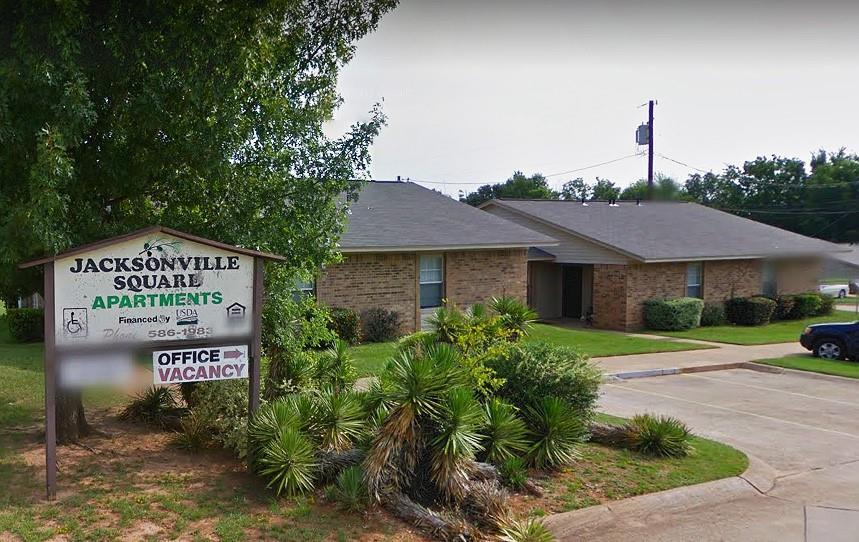 1302 Jacksonville Dr in Jacksonville, TX - Building Photo