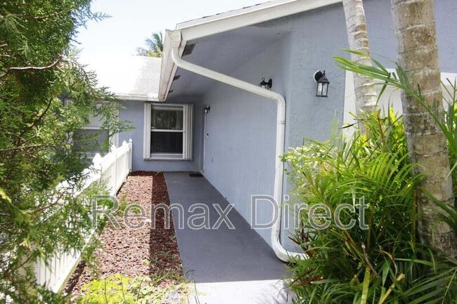 134 Sparrow Dr in Royal Palm Beach, FL - Building Photo - Building Photo