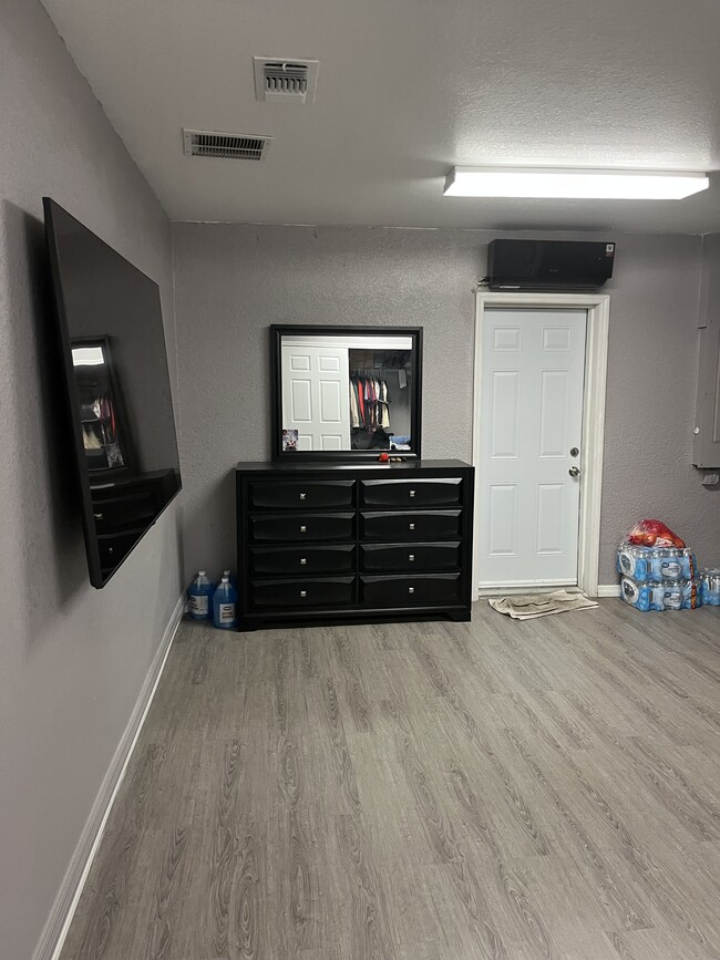 8044 Sandalwood Cir, Unit Room in La Belle, FL - Building Photo - Building Photo