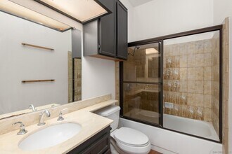 8310 Regents Rd, Unit 3A in San Diego, CA - Building Photo - Building Photo