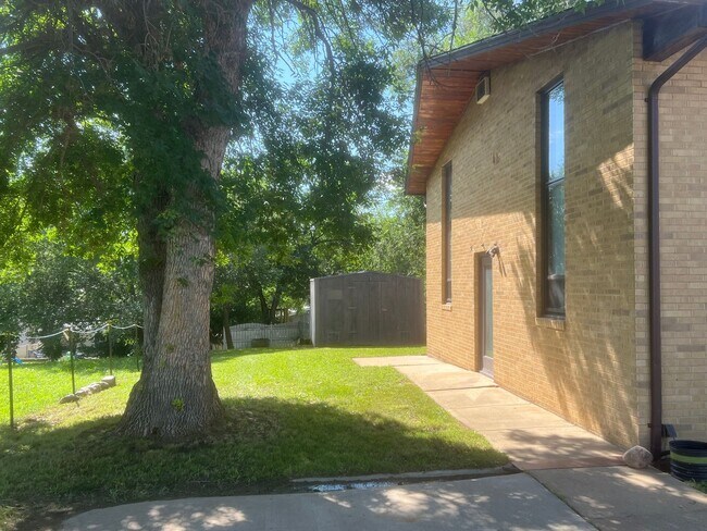 967 Pleasant Ln in Dickinson, ND - Building Photo - Building Photo