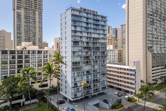 2233 Ala Wai Blvd in Honolulu, HI - Foto de edificio - Building Photo