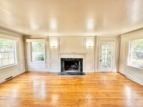 2245 W Oak St in Denton, TX - Building Photo - Building Photo