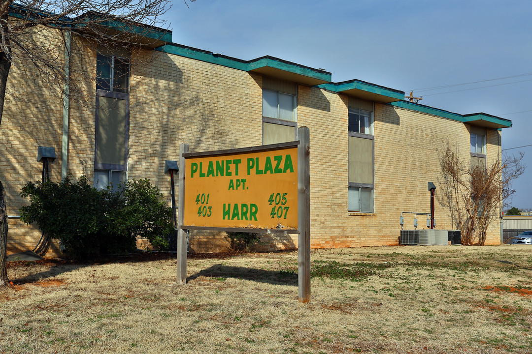 Planet Plaza Apartments in Oklahoma City, OK - Building Photo