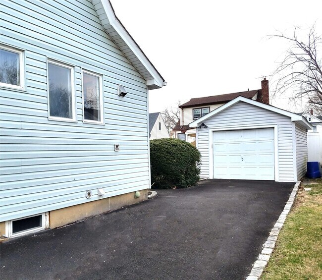 3 Locust St in Westbury, NY - Building Photo - Building Photo