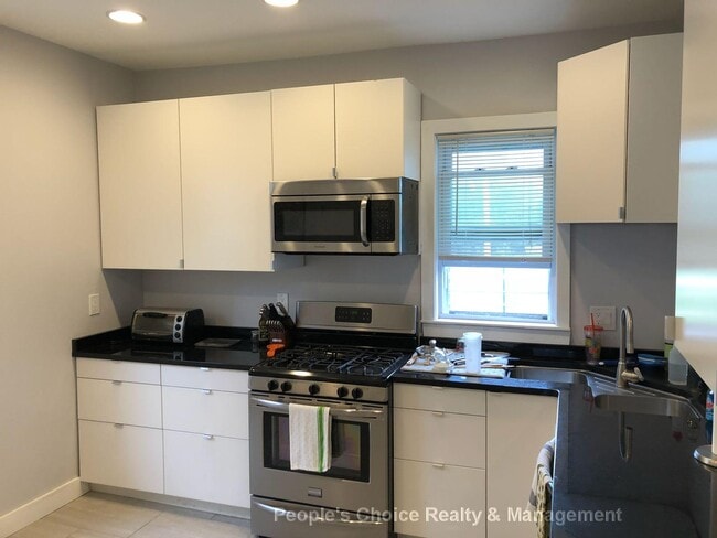 275 Cypress St, Unit 2 in Brookline, MA - Foto de edificio - Building Photo