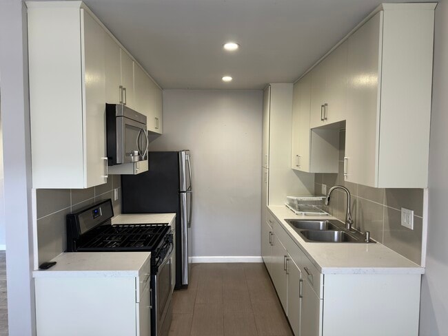 1547 Saltair S Ave, Unit 3