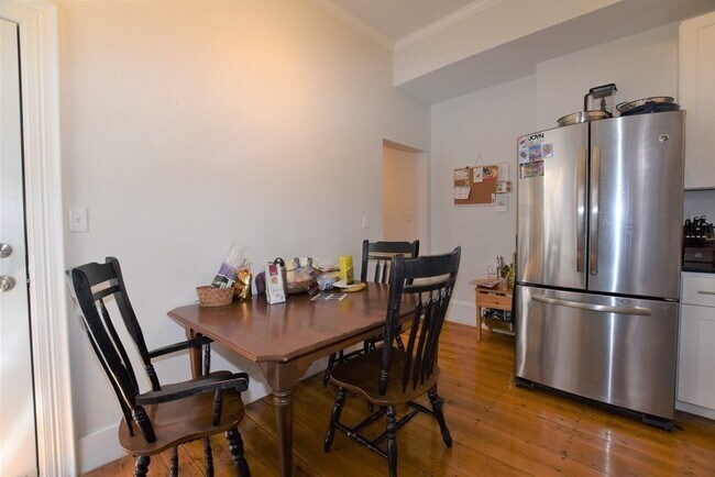 135 Otis St, Unit 1 in Cambridge, MA - Foto de edificio - Building Photo