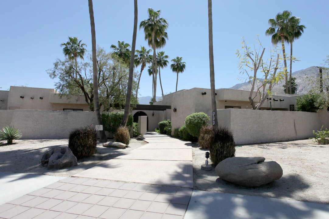 955 E Parocela Pl in Palm Springs, CA - Foto de edificio