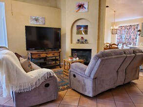 332 Vista Del Angel SW in Albuquerque, NM - Foto de edificio - Building Photo