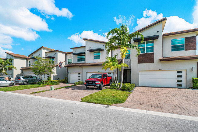 8955 Kingsmoor Wy in Wellington, FL - Foto de edificio - Building Photo