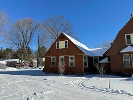 39 Elm St, Unit Rear Unit in Manchester, VT - Building Photo - Building Photo