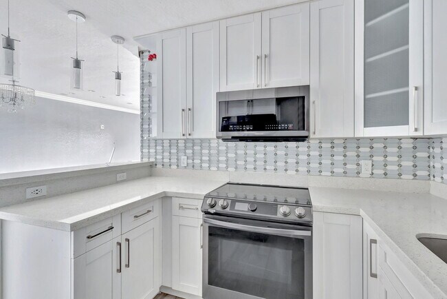 810 Lake Shore Dr in West Palm Beach, FL - Building Photo - Building Photo