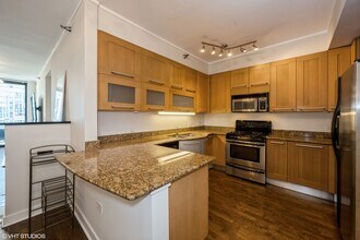 744 N Clark St in Chicago, IL - Building Photo - Building Photo