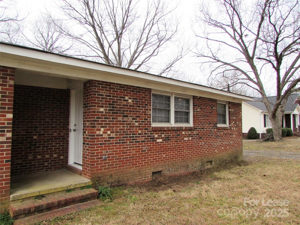 616 Jackson St in Mount Pleasant, NC - Building Photo