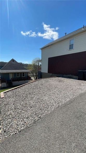 property at 424 W 7th Ave