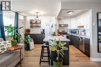 15 Nicklaus Dr in Hamilton, ON - Building Photo - Building Photo