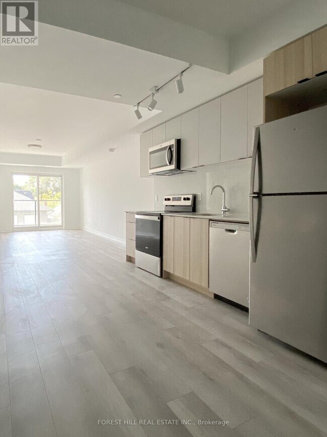2000 Bathurst St in Toronto, ON - Building Photo - Building Photo