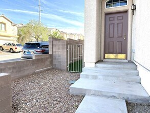 10631 Streamside Ave in Las Vegas, NV - Building Photo - Building Photo