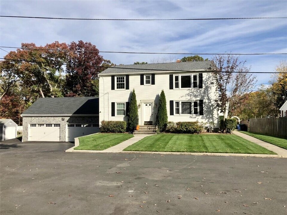 22 Laurel Ln in Lincoln, RI - Foto de edificio