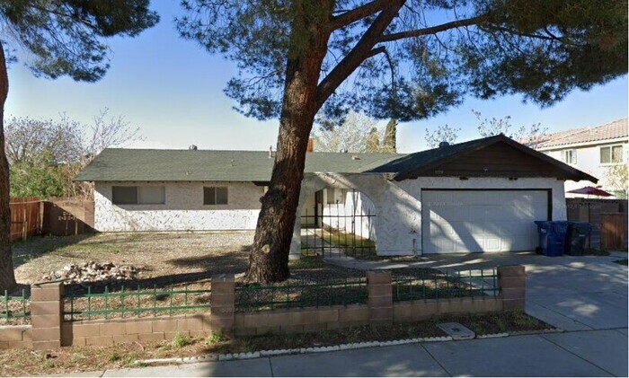 1559 E Ave J2 in Lancaster, CA - Building Photo