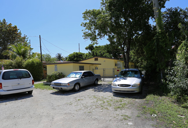 1638 N Dixie Hwy in Fort Lauderdale, FL - Foto de edificio - Building Photo