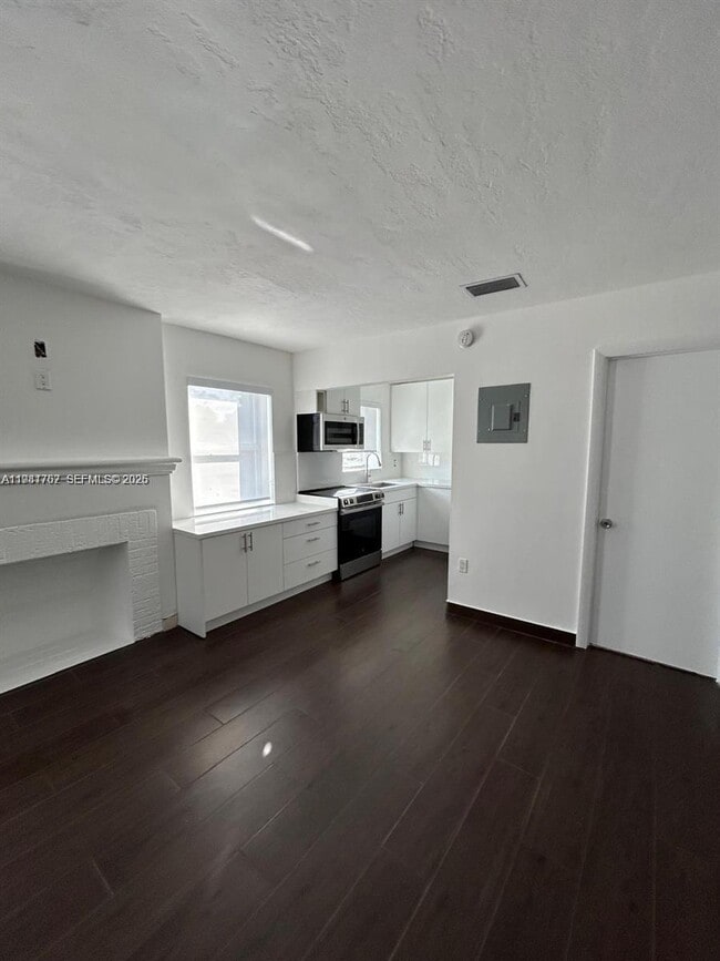 1810 NW 34th St in Miami, FL - Foto de edificio - Building Photo