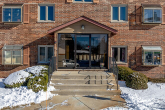 Ridge Pointe Woods in Tinley Park, IL - Building Photo - Building Photo