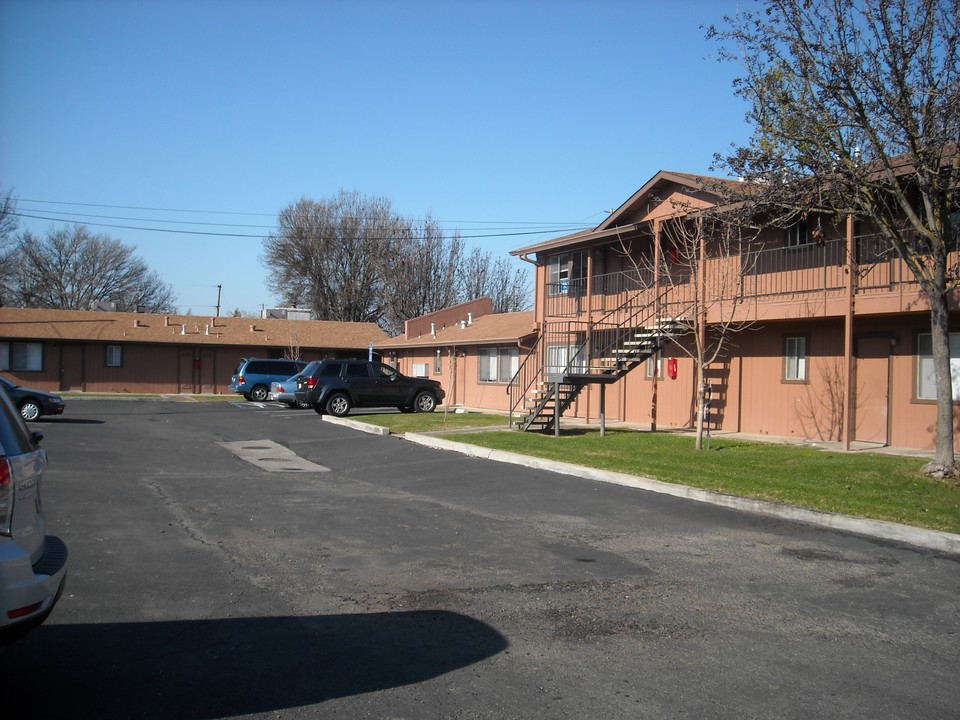 1535 Rose Ave in Modesto, CA - Foto de edificio