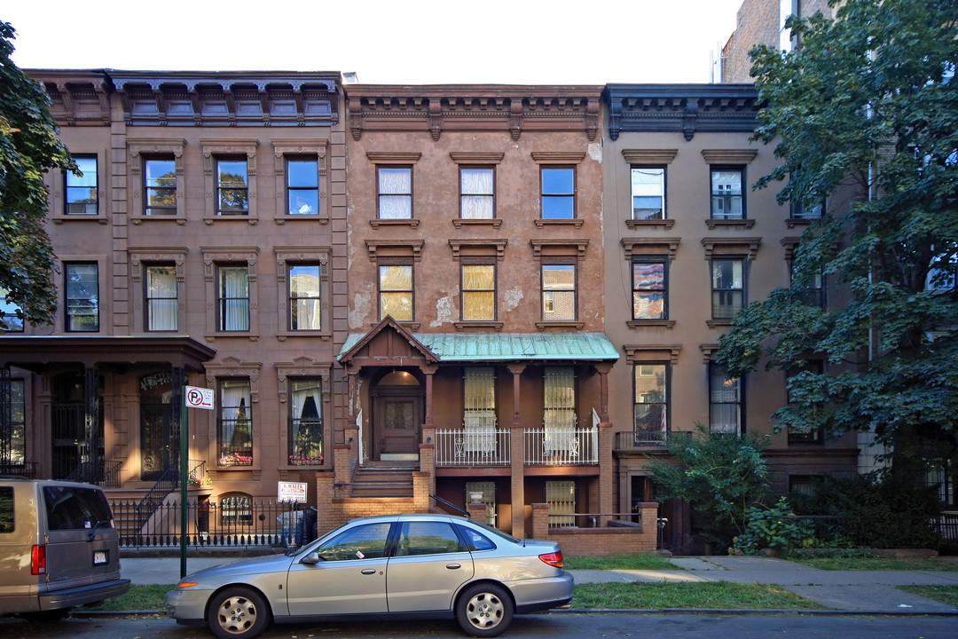 423 Clinton Ave in Brooklyn, NY - Building Photo