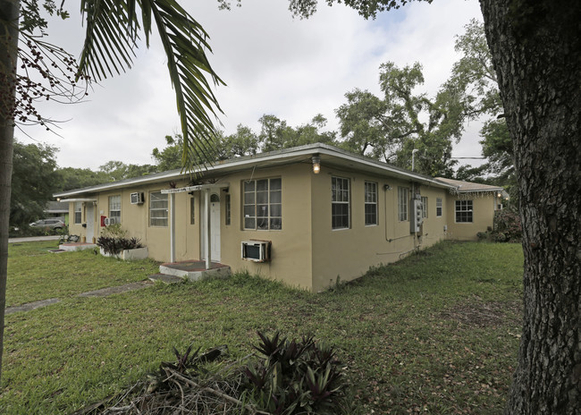 1590 NE 145th St in Miami, FL - Foto de edificio - Building Photo