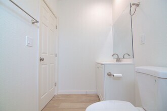 6913 Vanalden Ave in Los Angeles, CA - Building Photo - Building Photo